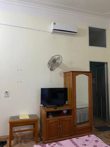 Nhà nghỉ Minh Hạnhにあるテレビまたはエンターテインメントセンター