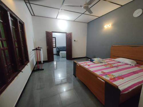 um quarto com uma cama num quarto em Enoch Guest House em Manar