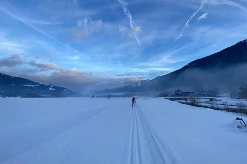 a person flying a kite on a snow covered field at Nassfeldblick in Kirchbach