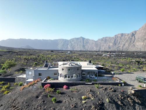 a building in the middle of a desert with mountains at casa alcindo in Portela