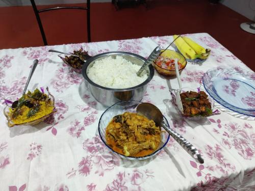 ゲストハウスの敷地内または近くでの食事または食べ物