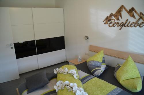 プルツにあるApart van der Heydのベッドルーム1室(ベッド1台、枕、看板付)