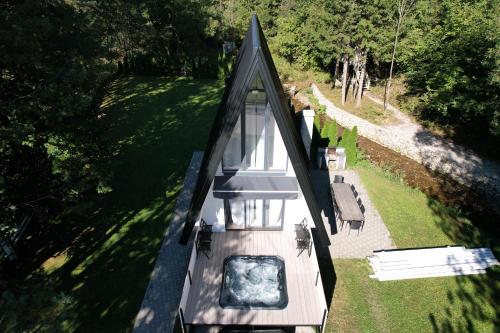 TrnovoにあるSwiss House Sarajevoのプール付きの家の航空写真