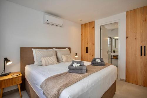 Jan Thiel的住宿－Zon&zo Luxurious Apartment in Jan Thiel，一间卧室配有一张大床和两条毛巾