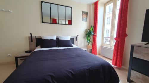 - une chambre avec un grand lit et une fenêtre dans l'établissement Le Lamartine hyper centre Aix les Bains avec parking et climatisation, à Aix-les-Bains