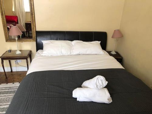 Postel nebo postele na pokoji v ubytování Unique comfortable city centre apartment