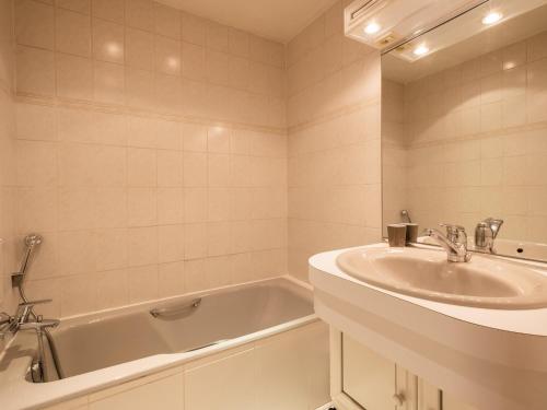 W łazience znajduje się umywalka i wanna. w obiekcie Appartement La Clusaz, 4 pièces, 6 personnes - FR-1-304-135 w mieście Clusaz