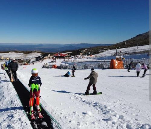 a group of people on a snow covered ski slope at Casa Rural Viñas Perdidas in Béjar
