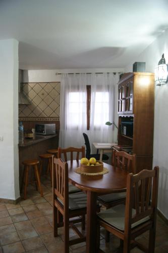 巴爾韋德的住宿－Casas del Monte，厨房以及带桌椅的用餐室。