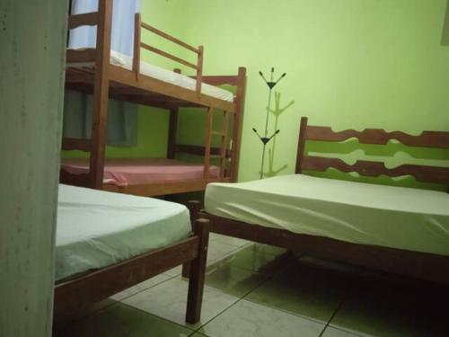 een kamer met 2 stapelbedden in een kamer bij Pousada Riacho Doce - Curimataí - Buenópolis - MG in Curumatahy
