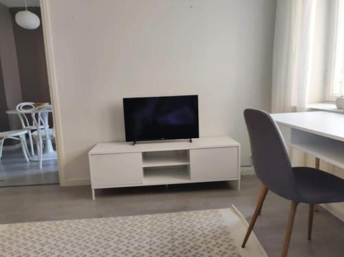 ein Wohnzimmer mit einem TV auf einem weißen Schrank in der Unterkunft Spacious and charming studio in Rovaniemi