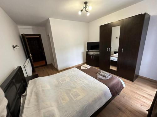 ein Schlafzimmer mit einem großen Bett und einem Klavier in der Unterkunft Pensiunea Floro in Întorsura Buzăului