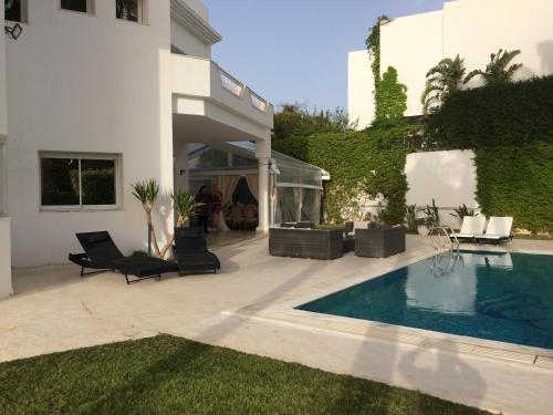 迦瑪特的住宿－Villa Gammarth - Suite N°3，庭院中带游泳池的房子