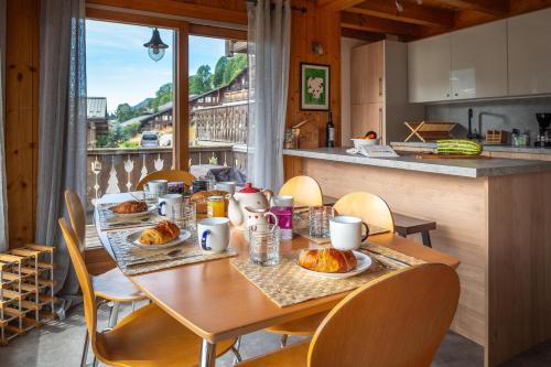 - une table en bois avec de la nourriture dans la cuisine dans l'établissement Chalet Harvey, aux Gets