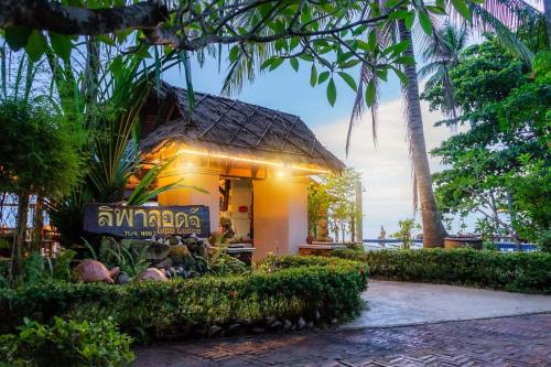 een klein gebouw met een bord ervoor bij Lipa Lodge Beach Resort in Lipa Noi