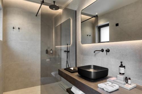 a bathroom with a black sink and a shower at Castor & Pollux in Kotrónion
