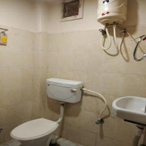 La salle de bains est pourvue de toilettes et d'un lavabo. dans l'établissement Hotel Sagar Inn - Bihar, à Samastīpur
