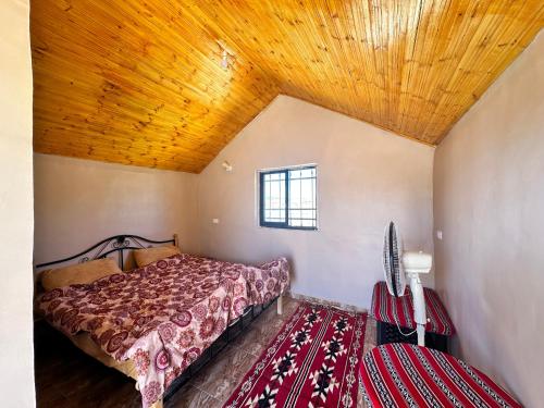 Tempat tidur dalam kamar di Wadi Al-Wala View Camp