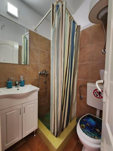 Kylpyhuone majoituspaikassa Apartments Zenit