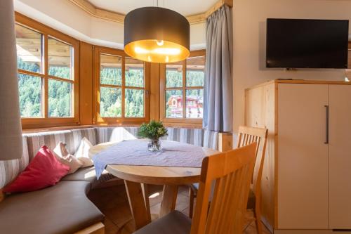 - une salle à manger avec une table et un canapé dans l'établissement Landhaus Zaglauhof, à Werfenweng