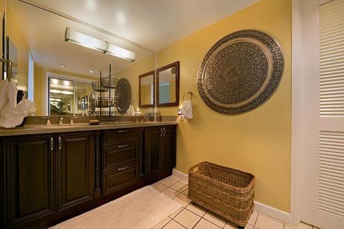 un bagno con lavandino e specchio di Hanalei Bay Resort 9204 five a Princeville