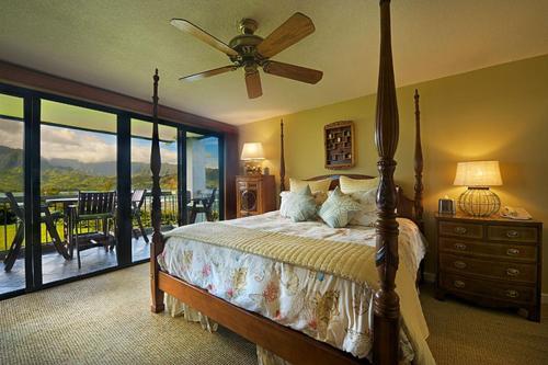 una camera da letto con un letto e un ventilatore a soffitto di Hanalei Bay Resort 9204 five a Princeville