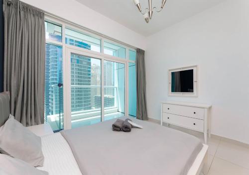 Stylish Space with Balcony Facing The Marina!