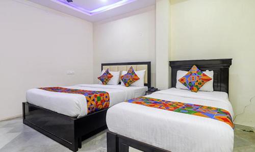 2 Betten in einem Zimmer mit 2 Betten sidx sidx sidx sidx in der Unterkunft FabHotel LP MVP Colony in Visakhapatnam