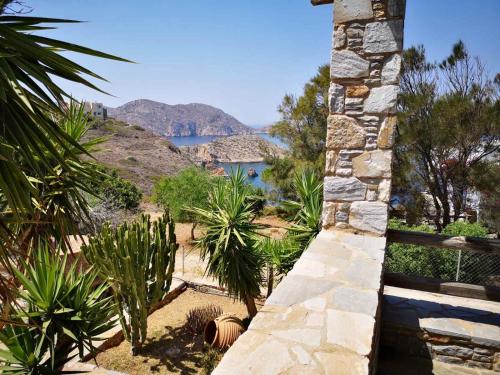 Elle offre une vue sur un jardin avec des plantes et un lac. dans l'établissement Syros Apartments Suites Chryssonisos Kini, à Kinion