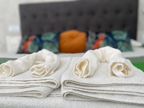 stos ręczników leżący na łóżku w obiekcie Superior Apartment Catania w Katanii