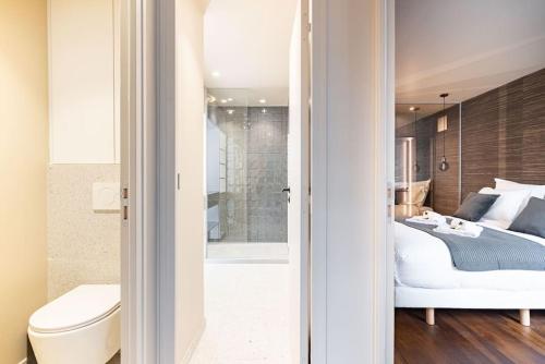 une chambre avec un lit et une salle de bain avec douche dans l'établissement Loft Unique - Opéra / Palais Royal - 2 chambres, à Paris