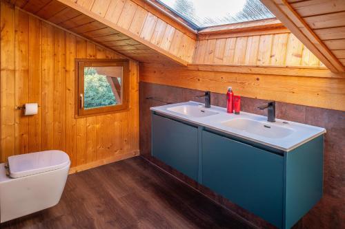 une salle de bain avec un lavabo et des toilettes dans l'établissement Chalet Champ de la Lune, aux Gets