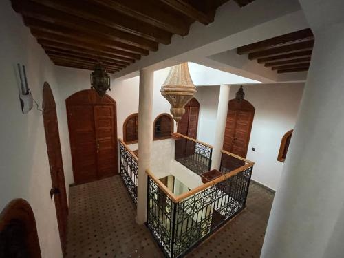 un corridoio di una casa con pareti bianche e soffitti in legno di Riad ouhmidi a Marrakech