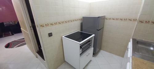 eine kleine Küche mit Spüle und Kühlschrank in der Unterkunft Appartement 2 chambres hay hassani in Casablanca