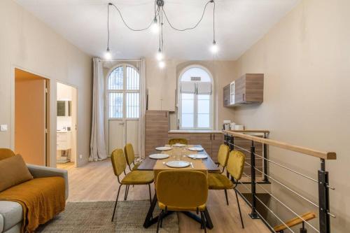 un salon avec une table, des chaises et un canapé dans l'établissement Nouveau - Designer Appartement - 6p, à Paris
