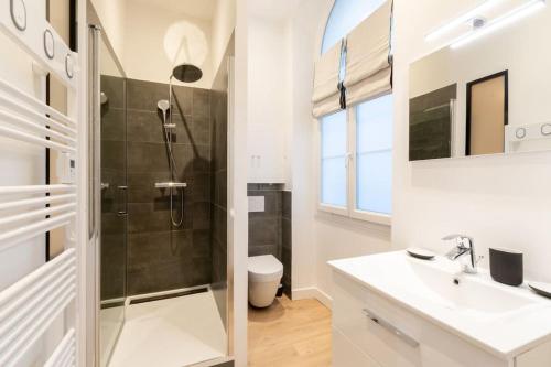une salle de bain avec une douche, un lavabo et des toilettes dans l'établissement Nouveau - Designer Appartement - 6p, à Paris