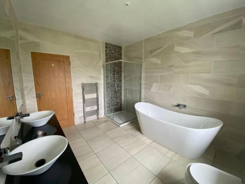 Inis Mor, Aran Islands Luxury 5 bedroom with Seaviews tesisinde bir banyo