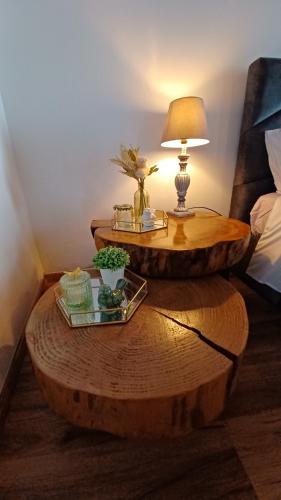 een kamer met twee houten tafels met eten erop bij Stone House in Lagoa