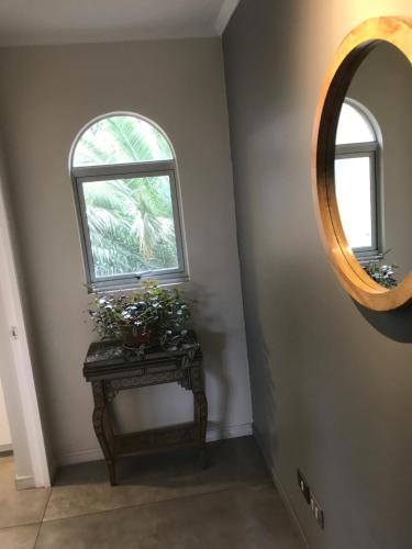 a room with a table and a window and a mirror at Apartamento Full in Concón