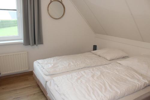 Postel nebo postele na pokoji v ubytování Kustverhuur, Park Scheldeveste Zwin 031
