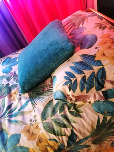 un cuscino blu seduto sopra un letto di Retro CHARME CENTRUM obok szpitala a Białystok