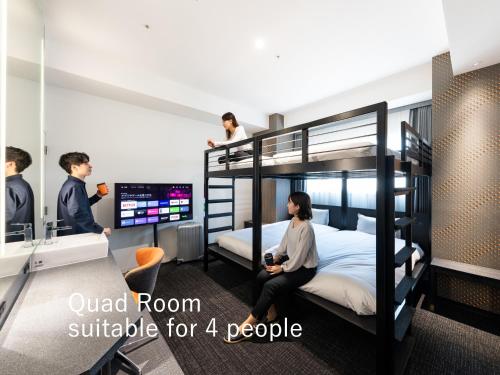 grupa osób w pokoju z łóżkami piętrowymi w obiekcie sequence SUIDOBASHI - Tokyo w Tokio