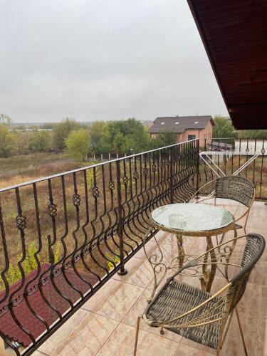 eine Terrasse mit einem Tisch und Stühlen auf dem Balkon in der Unterkunft Ami Residence Bucharest Airport&Therme&Parking in Otopeni