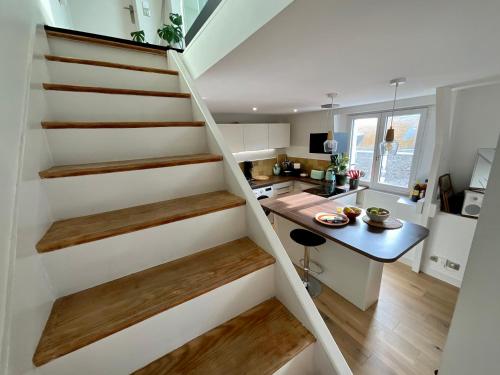 une cuisine avec un escalier dans une petite maison dans l'établissement Loft de Juliette à Saint-Malo, à Saint-Malo