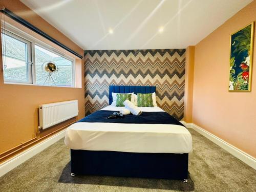 1 dormitorio con 1 cama grande en una habitación en MODERN ONE BEDROOM NEAR STATION SLP3, en Brighton & Hove