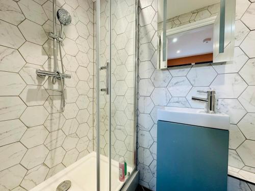 een badkamer met een douche en een wastafel bij MODERN ONE BEDROOM NEAR STATION SLP3 in Brighton & Hove