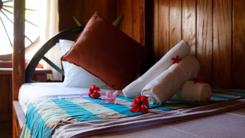 Łóżko lub łóżka w pokoju w obiekcie Mekong Bird Resort & Hotel