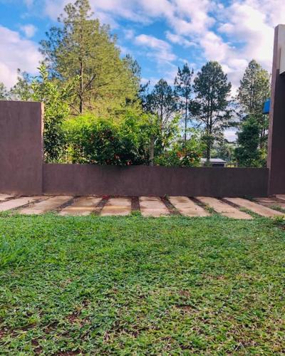 a garden with a fence and a grass field at Casa El Bosque in Candelaria