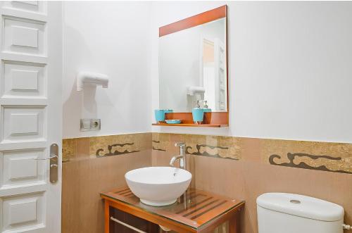 ein Bad mit einem Waschbecken und einem WC in der Unterkunft Agradable casa con entrada propia a la playa in Playa del Aguila