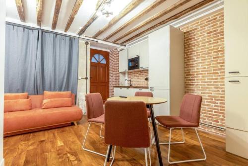 un salon avec un canapé, une table et des chaises dans l'établissement NOUVEAU - Loft industriel - 4pp, à Paris